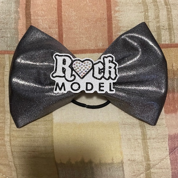 RockModel Hair Bow - Picture 1 of 2
